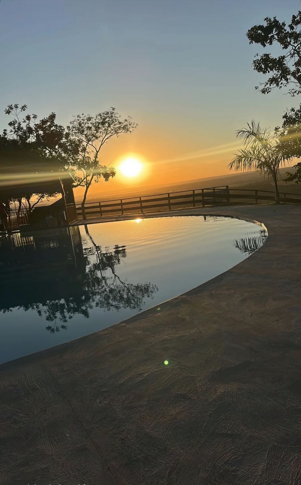 Piscina ao pôr do sol no Balneário Mirante do Futuro